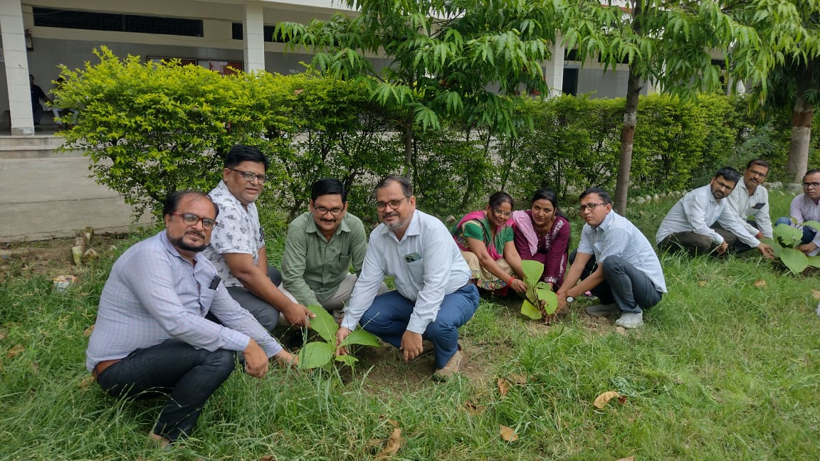 रिज़वी कॉलेज में स्थापना दिवस पर किया गया पौधारोपण