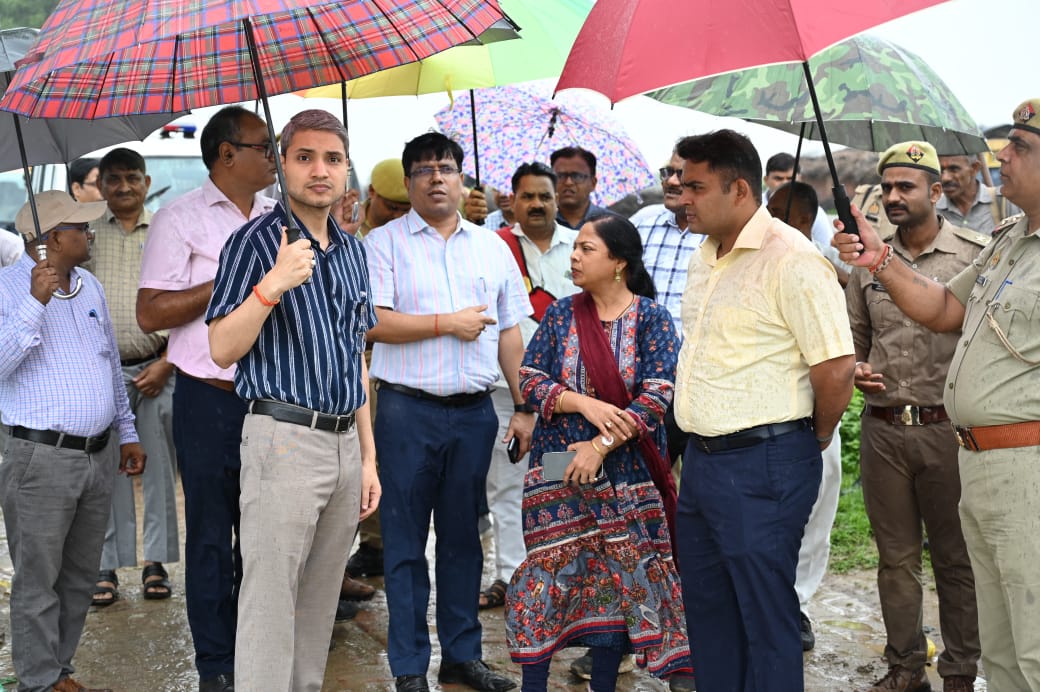 डीएम एवं एसपी ने यमुना किनारे बाढ़ प्रभावित ग्राम का किया निरीक्षण