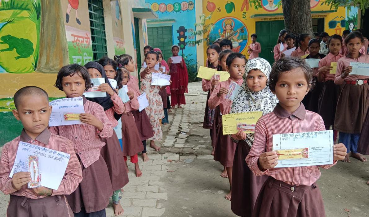 बच्चों ने भेजी राखी और पत्र, पीएम से मांगा पृथक बुंदेलखंड राज्य