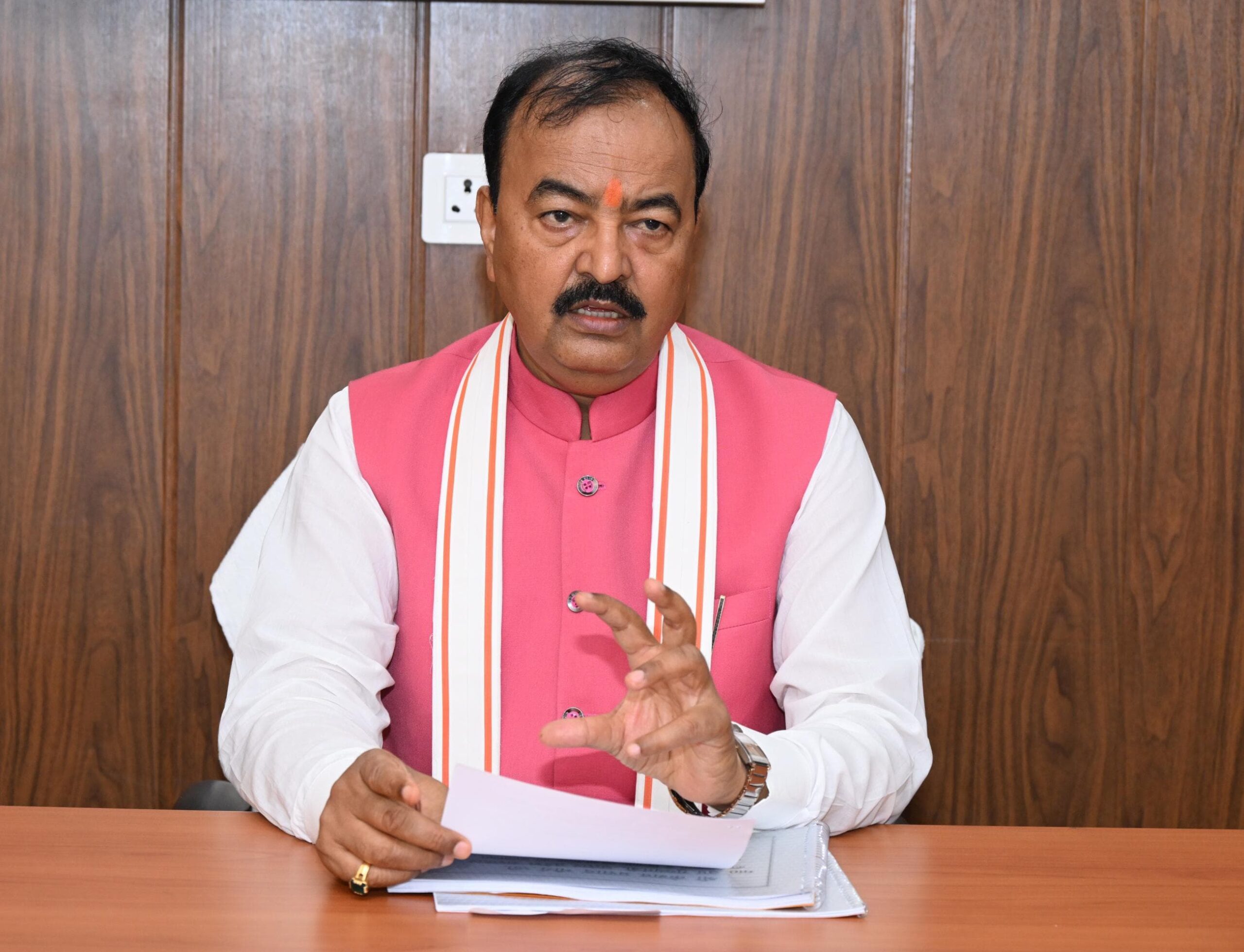 कौशाम्बी: उप मुख्यमंत्री केशव प्रसाद मौर्य ने जनपद के अधिकारियों के साथ की बैठक