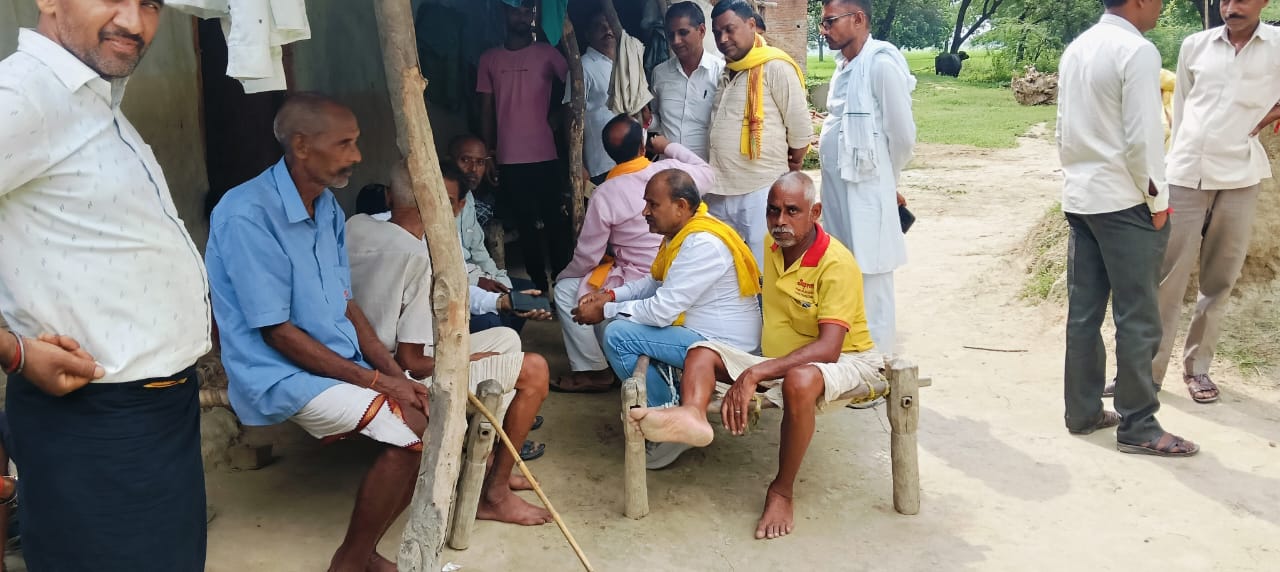 पीड़ित परिवार से मिला अखिल भारतवर्षीय यादव महासभा का प्रतिनिधि मंडल