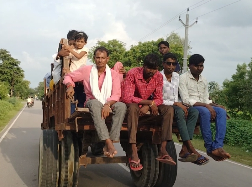 पड़ताल: योगी सरकार के फरमान को खुली चुनौती, फतेहपुर में ट्रैक्टर-ट्रॉली में तीर्थयात्रा जारी