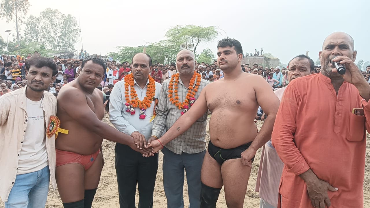 मिट्टी के शेरों ने असोथर में दिखाया जलवा, दंगल में उमड़ा जनसैलाब