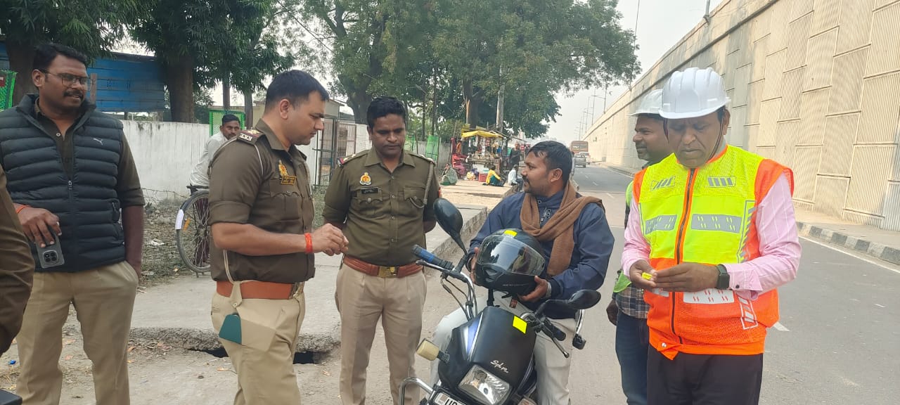 कोहरे में हादसे रोकने को सैकड़ों वाहनों पर लगे निःशुल्क थ्री-एम रेडियम रिफ्लेक्टिव स्टिकर