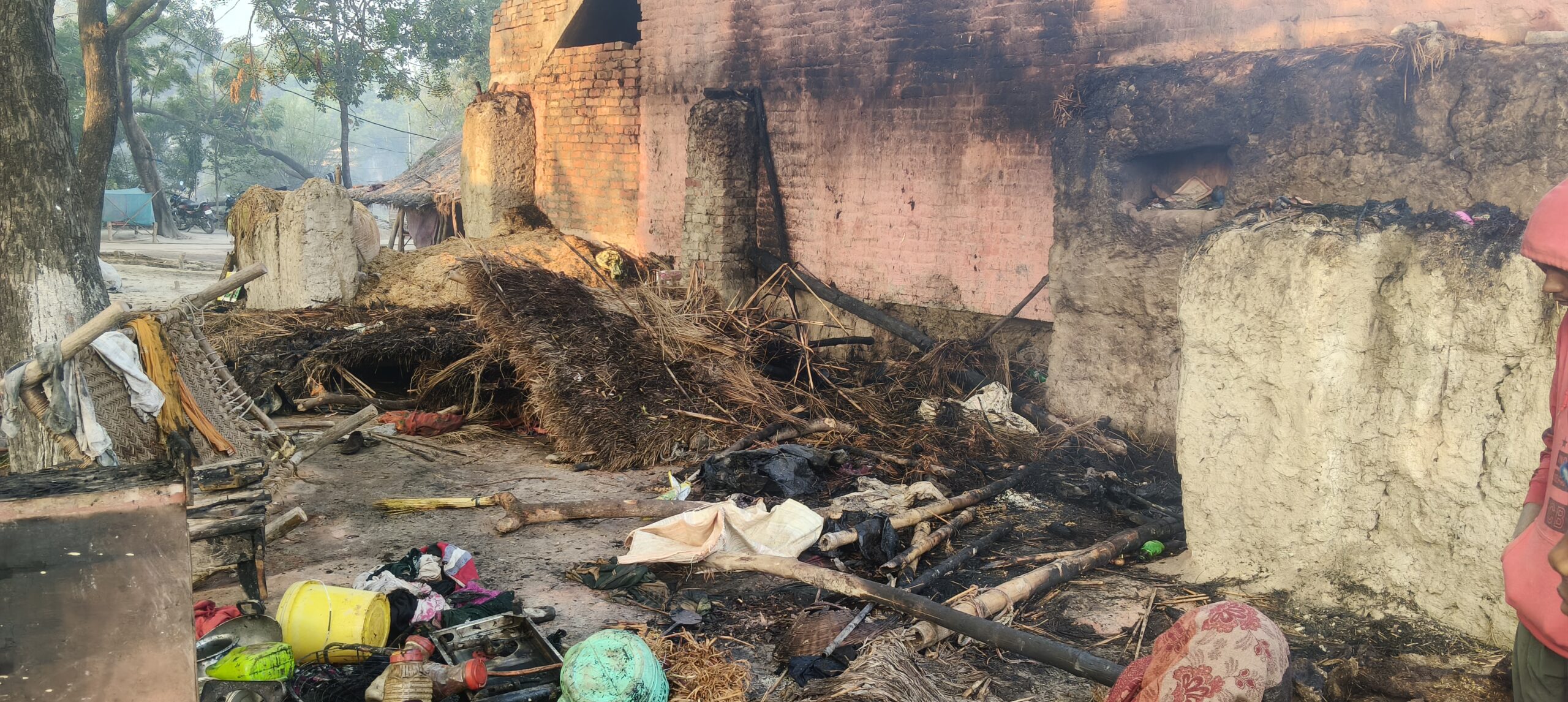 फतेहपुर के कबीरपुर सुकुरुल्ला में लगी घर में आग ने छीना गरीब का आशियाना
