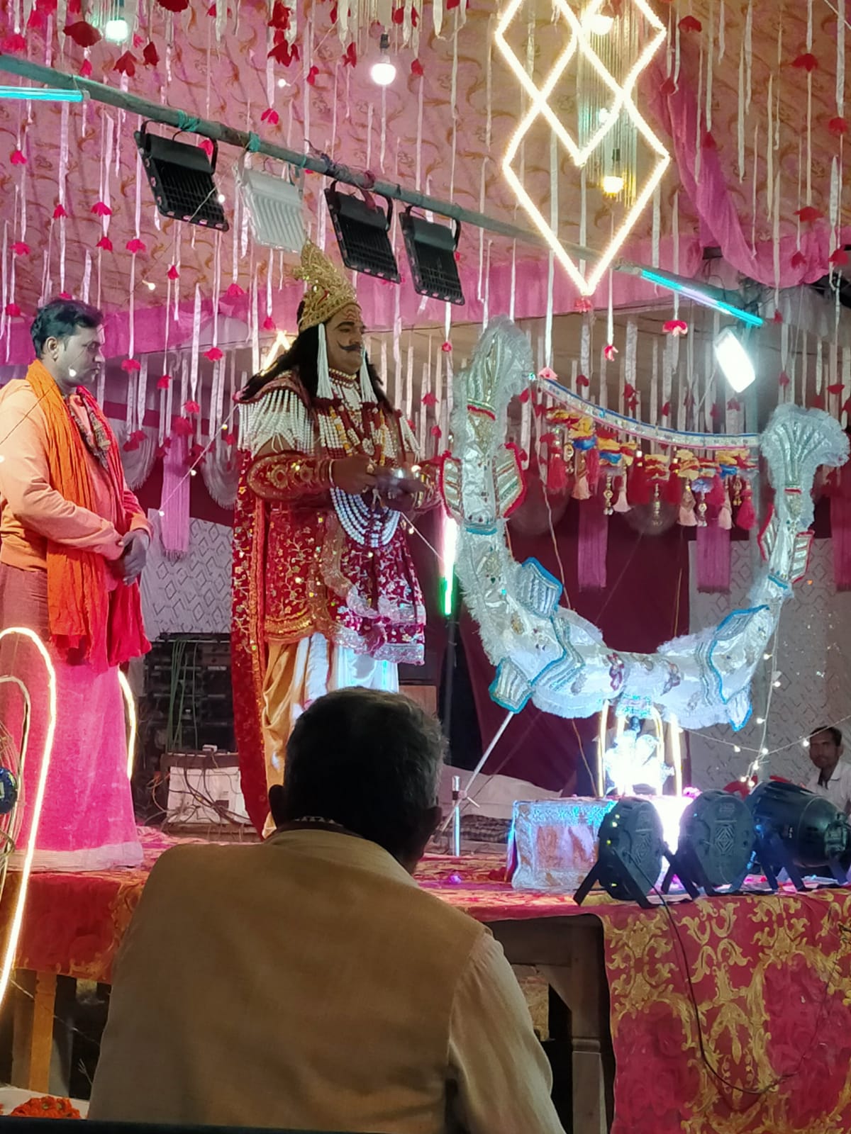 धनुष यज्ञ लीला में भगवान राम ने तोड़ा शिव धनुष, सीता ने पहनाई वरमाला